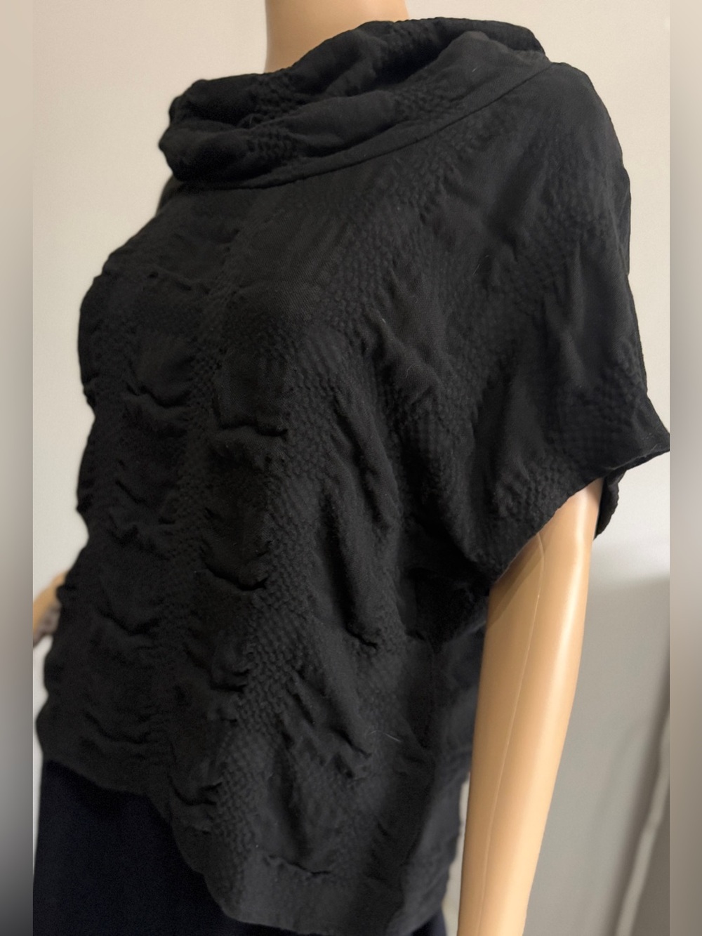 Kozan textured black top in excellent pre-owned condition. Size Small - Picture 4 of 5